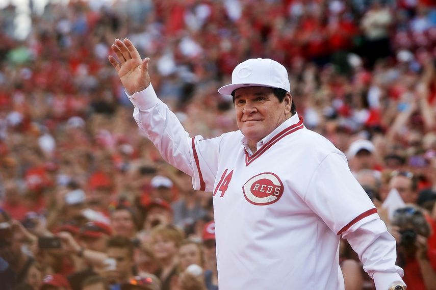 En esta fotograf&iacute;a del 24 de junio de 2016 el exjugador de los Rojos de Cincinnati Pete Rose saluda al p&uacute;blico durante una ceremonia para honrar al equipo que gan&oacute; la Serie Mundial de 1976, previo a un juego de Grandes Ligas contra los Padres de San Diego en Cincinnati.&nbsp;