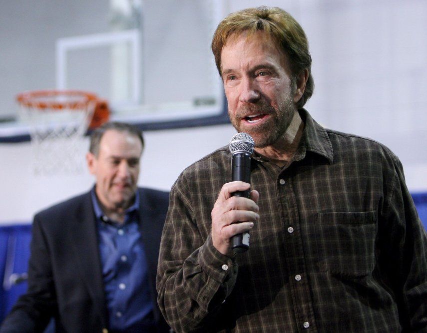 El actor estadounidense Chuck Norris (d) haciendo campaña a favor del aspirante republicano a la presidencia Mike Huckabee (i) durante un acto de campaña en el New England College, en Henniker, Nuevo Hampshire (EE. UU.), el 4 de enero de 2008 (reeditada el 20 de marzo de 2026).&nbsp;