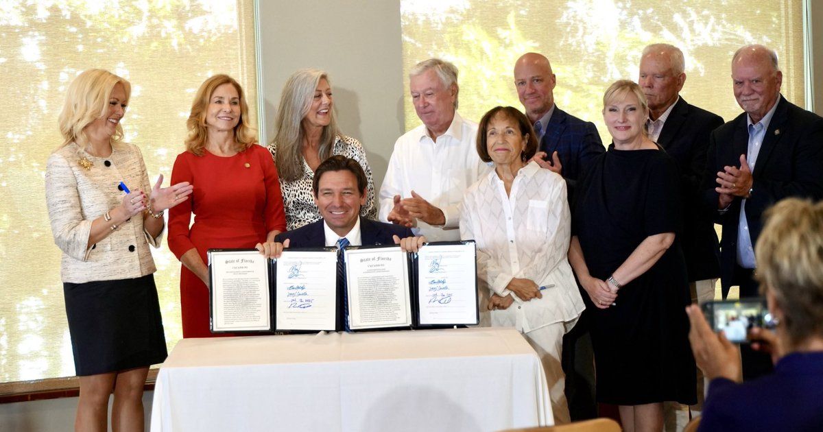 DeSantis firma leyes de alivio a propietarios de condominios en Florida y más control a asociaciones