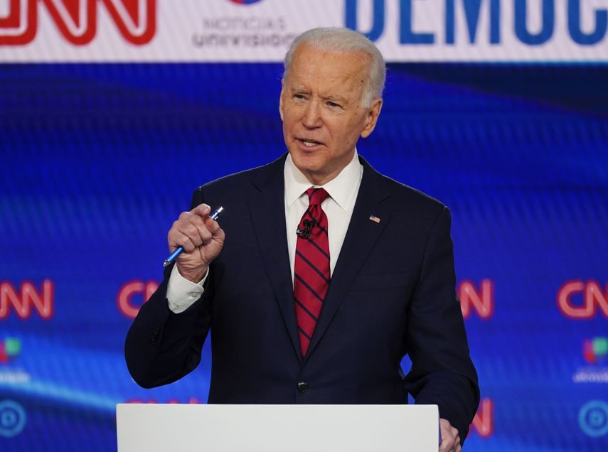 En esta imagen del 15 de marzo de 2020, el ex vicepresidente de Estados Unidos Joe Biden durante un debate de las primarias por la candidatura dem&oacute;crata a la presidencia con el senador independiente de Vermont Bernie Sanders, organizado en los CNN Studios en Washington.&nbsp;