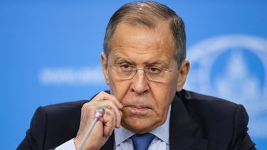 El ministro de Exteriores ruso Sergey Lavrov escucha la pregunta de un periodista durante su conferencia de prensa anual que informa sobre el trabajo de su ministerio en 2019, en Moscú, Rusia, el viernes 17 de enero de 2020. 