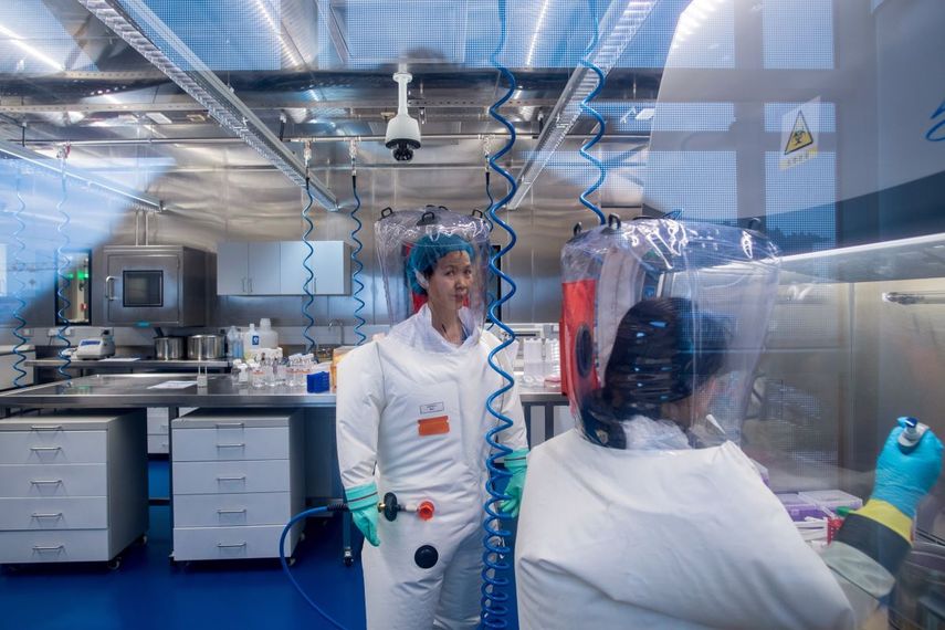 Esta foto muestra a la virólogo china Shi Zhengli dentro del laboratorio P4 en Wuhan, capital de la provincia china de Hubei. El laboratorio epidemiológico P4 se construyó con la cooperación con la empresa bioindustrial francesa Institut Merieux y la Academia de Ciencias de China. 23 de febrero de 2017.