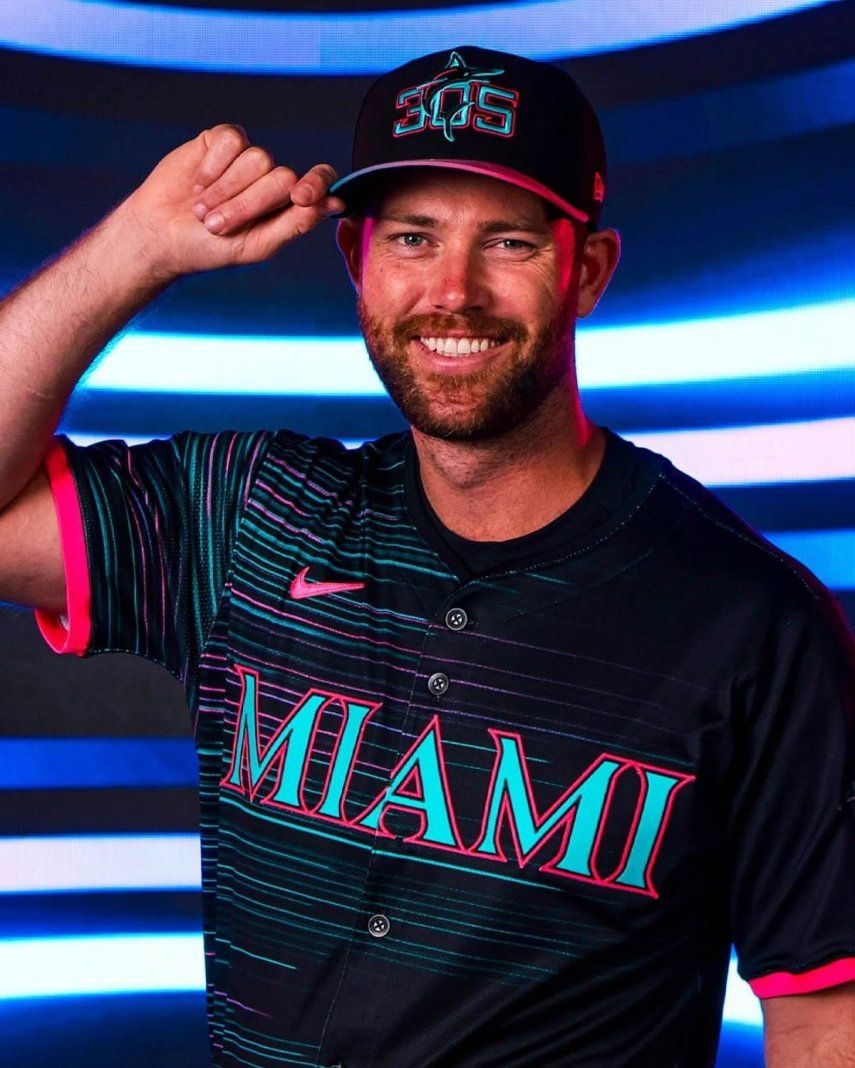 El jugador de los Marlins de Miami, Anthony Bender luce el nuevo uniforme Retro del equipo&nbsp;