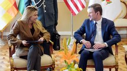 El subsecretario de Estado para Asuntos Pol&iacute;ticos de Estados Unidos, David Hale (d), junto a la presidenta interina de Bolivia, Jeanine &Aacute;&ntilde;ez (i)