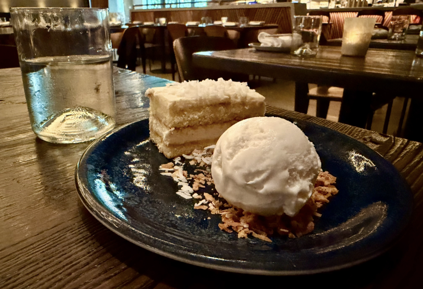 Pastel de coco con helado de vainilla.