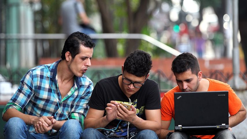Jóvenes cubanos se conectan a Internet&nbsp;en una zona WiFi, en La Habana, Cuba.