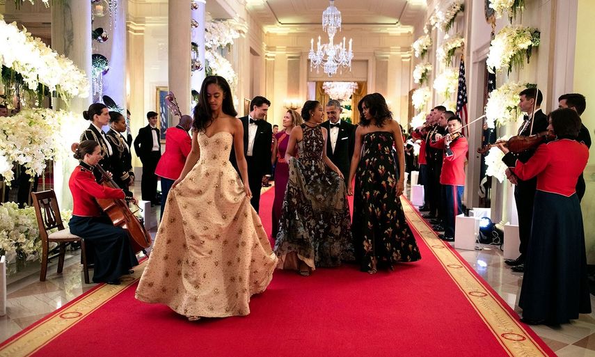 Qué honor ver a estas chicas crecer. Malia, primer plano, y Sasha fueron invitadas a la cena de estado en honor del primer ministro de Canadá, Justin Trudeau, y la señora Sophie Grégoire-Trudeau. Después de la cena real sentada en la Sala Este, se dirigieron por el Gran Salón al Comedor Estatal para el entretenimiento musical.&nbsp;