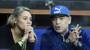 En esta foto de archivo, la leyenda del fútbol argentino Diego Maradona, con su compañera Rocío Oliva, en el partido individual de tenis de la final de la Copa Davis entre el croata Marin Cilic y el argentino Federico Delbonis en Zagreb, Croacia, el viernes 25 de noviembre de 2016.