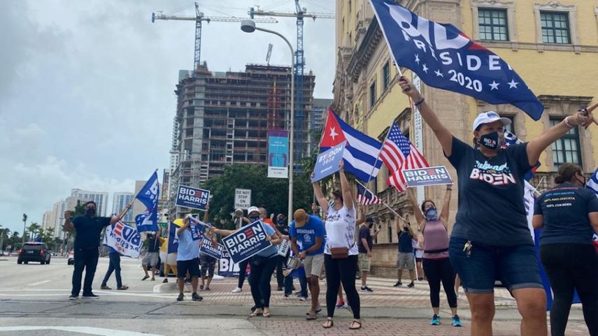 Simpatizantes de Joe Biden se congregaron a las puertas de la icónica Torre de la Libertad, en Miami.