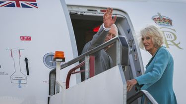 El rey Carlos III y la reina Camila se despiden de Francia a bordo del vuelo que los lleva de regreso al Reino Unido, luego de una visita de Estado a Francia.