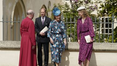 El Príncipe Eduardo de Gran Bretaña, conde de Wessex, junto con Sophie, condesa de Wessex, y Lady Louise Windsor se van después de asistir al servicio Mattins de Pascua en la capilla de San Jorge, Castillo de Windsor el 17 de abril de 2022.