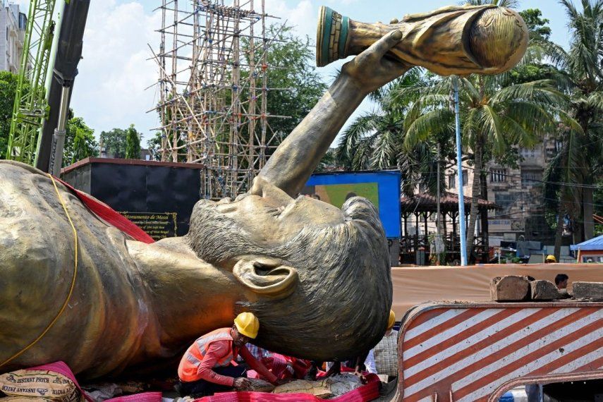 Una estatua del argentino Lionel Messi es removida en la India por motivos de seguridad, el 1 de junio de 2026.