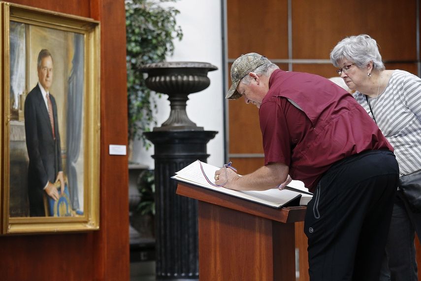 Residentes de Texas firman un libro en honor al fallecido expresidente George H. W. Bush, en la biblioteca que lleva su nombre en&nbsp;College Station.