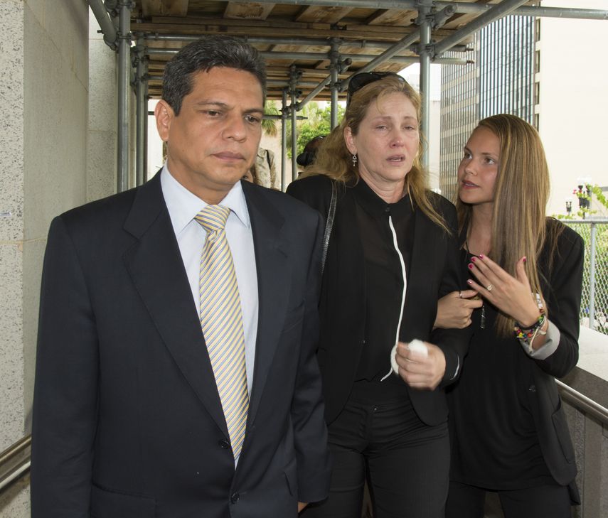 La familia del Reefa &nbsp;no ha descansado un día en la búsqueda de justicia para su hijo y hermano. En la foto de izq. a der. Israel Hernández Bandera, la madre del grafitero y su hermana, Offir.&nbsp;
