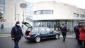 Un auto, parado delante de la cancillería tras estrellarse contra la valla de acceso al edificio donde está la oficina de Angela Merkel en Berlín, Alemania, el 25 de noviembre de 2020. La frase escrita sobre el auto dice: Paren la política de globalización. Un auto, parado delante de la cancillería tras estrellarse contra la valla de acceso al edificio donde está la oficina de Angela Merkel en Berlín, Alemania, el 25 de noviembre de 2020. La frase escrita sobre el auto dice: Paren la política de globalización.