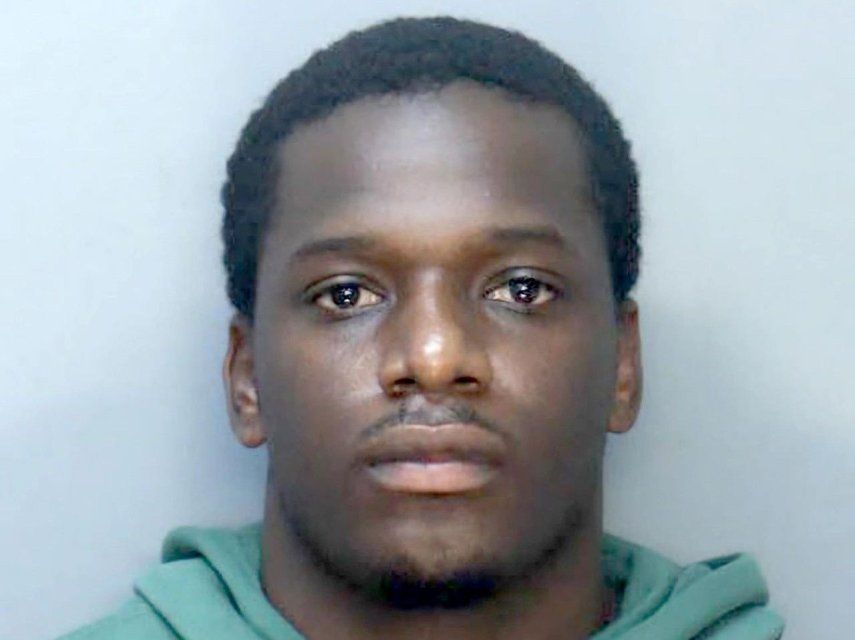 El agente del servicio secreto, Marquez Christopher Pinder, de 29 años, fue separado de su cargo tras su arresto el fin de semana en el condado de Miami-Dade, donde las autoridades lo acusan de participar en una golpiza de varios días contra jóvenes en la ciudad de Sweetwater.