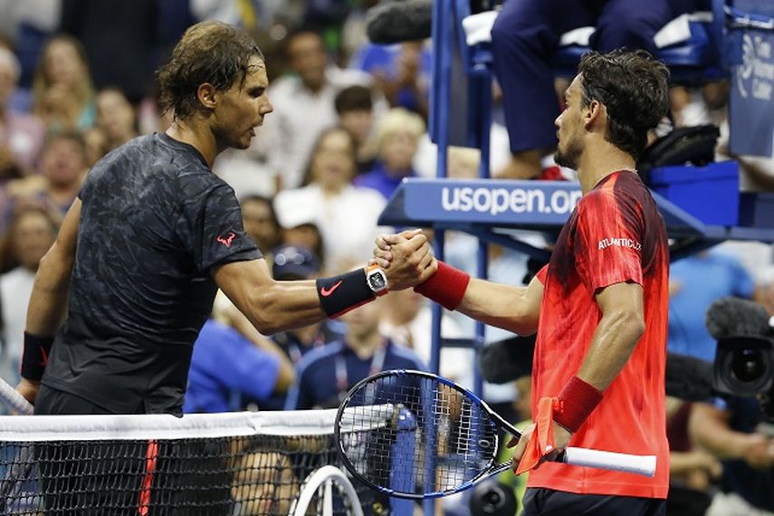 Fabio Fognini de Italia saluda a Rafael Nadal de Spainluedo de elimarlo del U.S. Open. (Reuters)