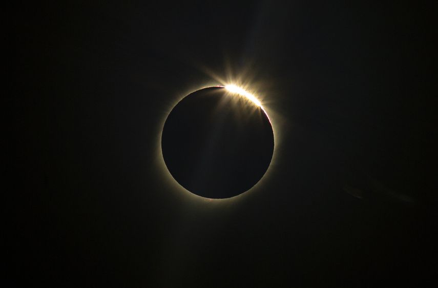 La luna bloquea el sol durante un eclipse solar total en La Higuera, Chile.