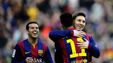 Lionel Messi es felicitado por Neymar luego de una de las anotaciones del partido del domingo. (AP)