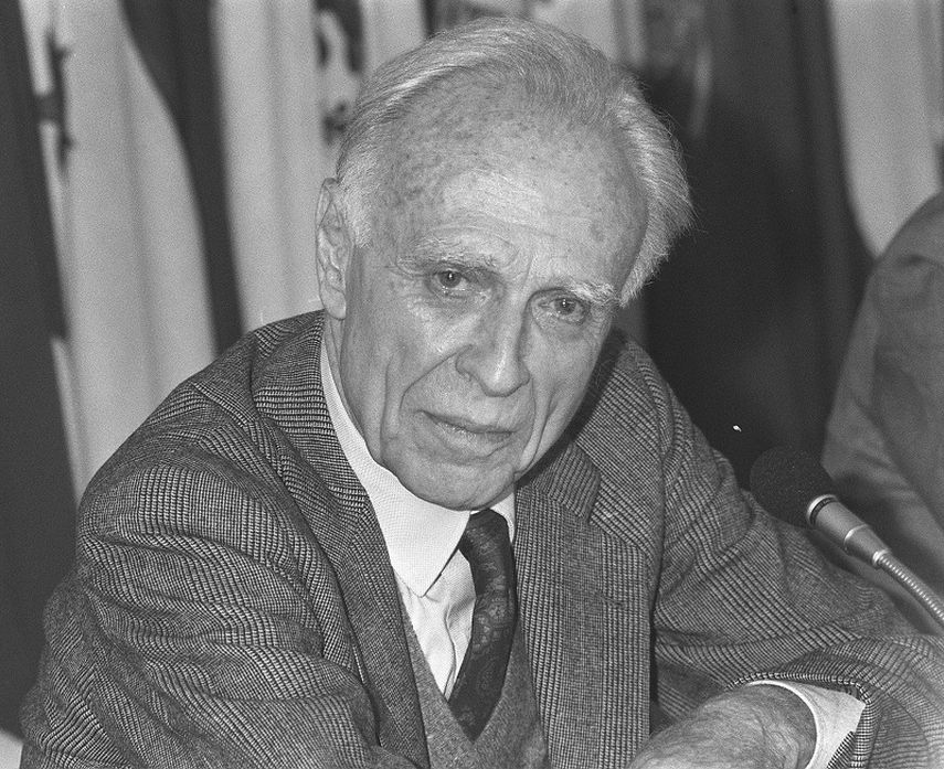 El escritor argentino Adolfo Bioy Casares posa durante una conferencia de prensa cuando fue reconocido con el Premio Cervantes. (EFE)
