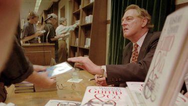 En esta fotograf&iacute;a de archivo del 21 de agosto de 1995, Winston Groom, autor de Forrest Gump, el libro en el que se bas&oacute; la pel&iacute;cula del mismo nombre y que se gan&oacute; seis premios Oscar, firma copias de la secuela Gump & Co. en una librer&iacute;a de la ciudad de Nueva York.&nbsp;