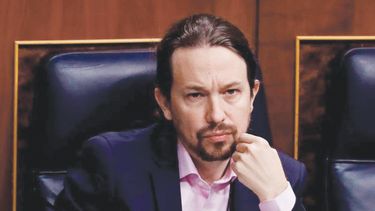 Iglesias escucha alocución durante pleno Congreso español.