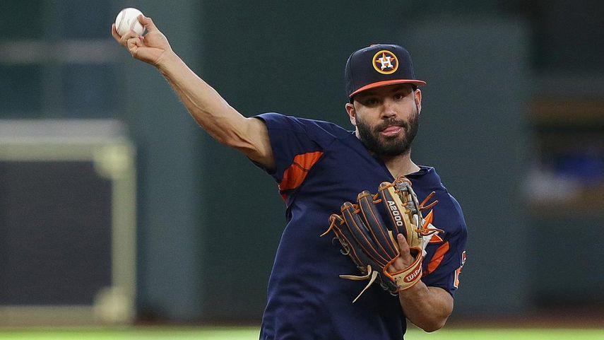 Altuve ya realiza ejercicios en el campo como parte de su rehabilitación.