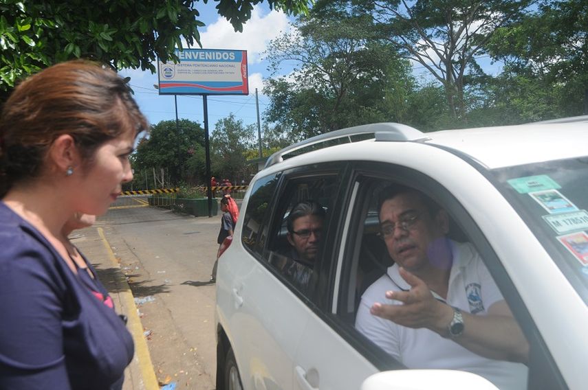 Daysi Sugey Flores Castillo, hermana de Elvia Junieth, presunta víctima de Ortega, conversa en la salida del penal con Marcos Carmona, director de la Comisión Permanente de Derechos Humanos (CPDH), a quien el Gobierno le permitió visitar a su hermano (