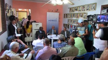 La Mesa de Unidad de Acción Democrática, la Plataforma Ciudadana #Otro18 (en la foto) y Ciudadanos Observadores de Procesos Electorales, son las tres agrupaciones de opositores cubanos que buscan explicar al mundo tanto el atropello a los activistas pro democráticos como al andamiaje constitucional y legal de Cuba.