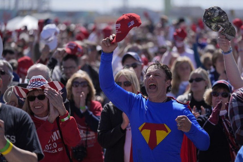 La gente aplaude mientras se toca el himno nacional antes de un mitin de campaña del expresidente Donald Trump, en Wildwood, Nueva Jersey, el sábado 11 de mayo de 2024.&nbsp;