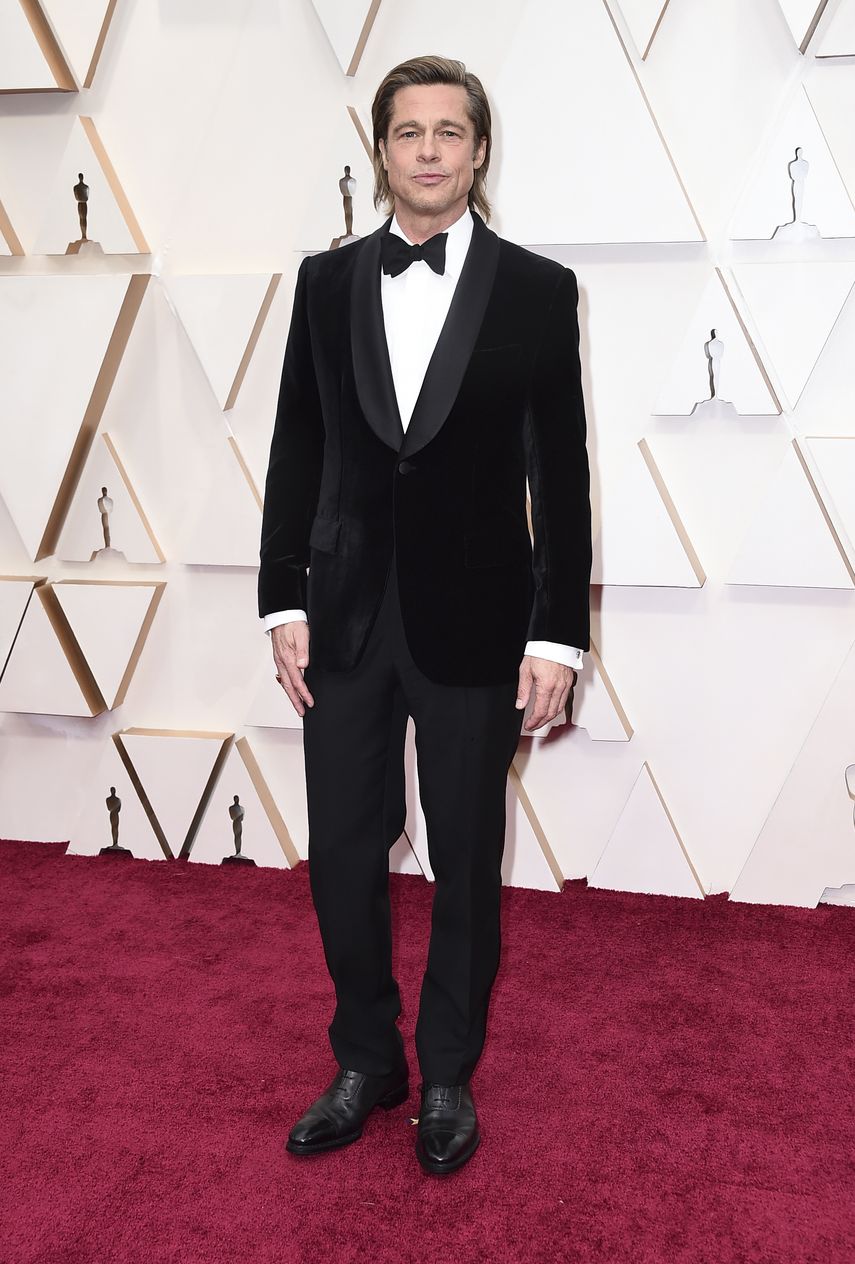 Brad Pitt llega a la alfombra roja con un clásico traje en color negro.&nbsp;