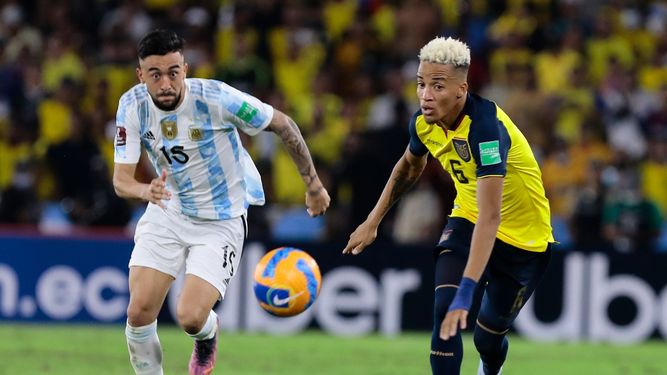 El defensor ecuatoriano Byron Castillo, derecha, disputa el balón con el argentino Nicolás González en un duelo de las eliminatorias sudamericanas para la Copa del Mundo de la FIFA, en el estadio Monumental Banco Pichincha de Guayaquil, Ecuador, el 29 de marzo de 2022.&nbsp;