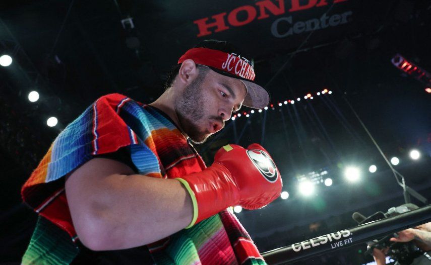 El mexicano Julio César Chávez Jr. sube al ring antes de su pelea de peso crucero contra el estadounidense Jake Paul en el Honda Center de Anaheim, California, el 28 de junio de 2025.