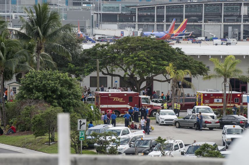 Ambulancias esperan afuera del Aeropuerto Internacional de&nbsp;Fort&nbsp;Lauderdale, Florida, después de que al menos cinco personas murieran en un tiroteo en el Aeropuerto Internacional. &nbsp;