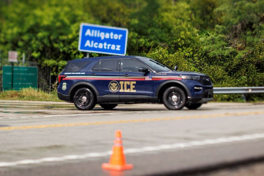 Un coche de ICE se encuentra en la entrada del centro de detención Alligator Alcatraz durante una vigilia del Día de la Madre exigiendo que se cierre la instalación, en Ochopee, Florida.
