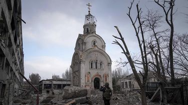 Un soldado ucraniano toma una fotografía de una iglesia dañada tras un bombardeo sobre un distrito residencial en Mariúpol, Ucrania, el 10 de marzo de 2022.&nbsp;