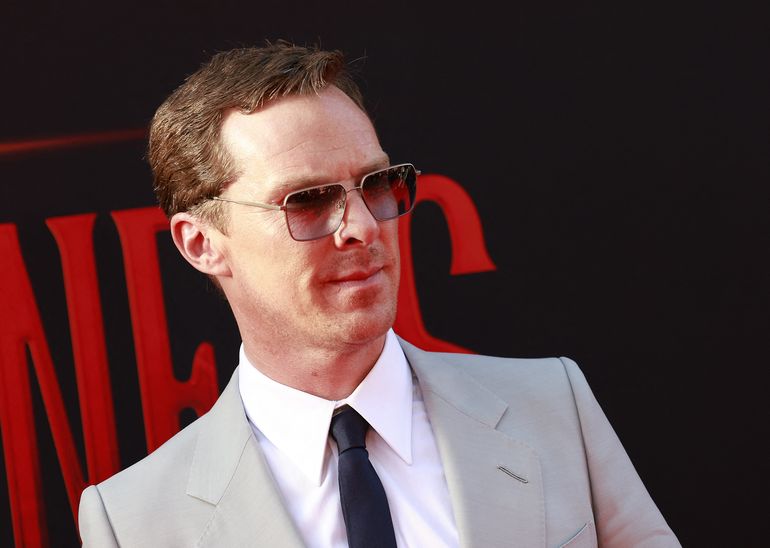 El actor británico Benedict Cumberbatch llega para el estreno en Los Ángeles de "Doctor Strange in the Multiverse of Madness" celebrado en Dolby Theatre el 2 de mayo de 2022 en Los Ángeles, California.  