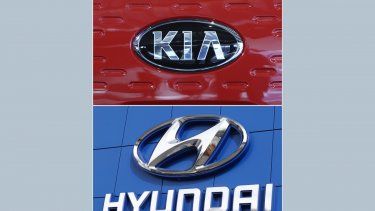 Esta combinación de fotografías de archivo muestran los logotipos de Kia Motors, en Seúl, Corea del Sur, correspondiente al 13 de diciembre de 2017, y de Hyundai en Littleton, suburbio de Denver, en Colorado, del 15 de abril de 2018.  