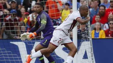En el enorme país asiático ya venden la camiseta de Salomón Rondón, con el dorsal nueve.