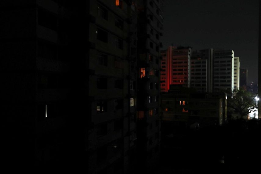 Vista general de la ciudad de Caracas sin luz este jueves 7 de marzo, durante un apagón eléctrico que afectó a gran parte de Venezuela.