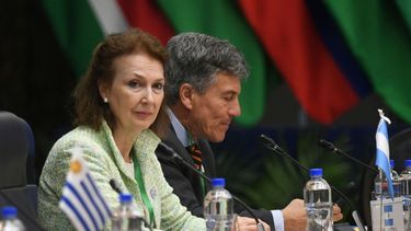 La exministra de Relaciones Exteriores de Argentina, Diana Mondino (i), observa durante el primer día de la cumbre del Mercosur en Asunción el 7 de julio de 2024.