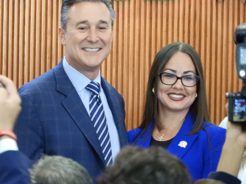 René García, comisionado condal y la alcaldesa de Hialeah Jacqueline García-Roves.&nbsp;