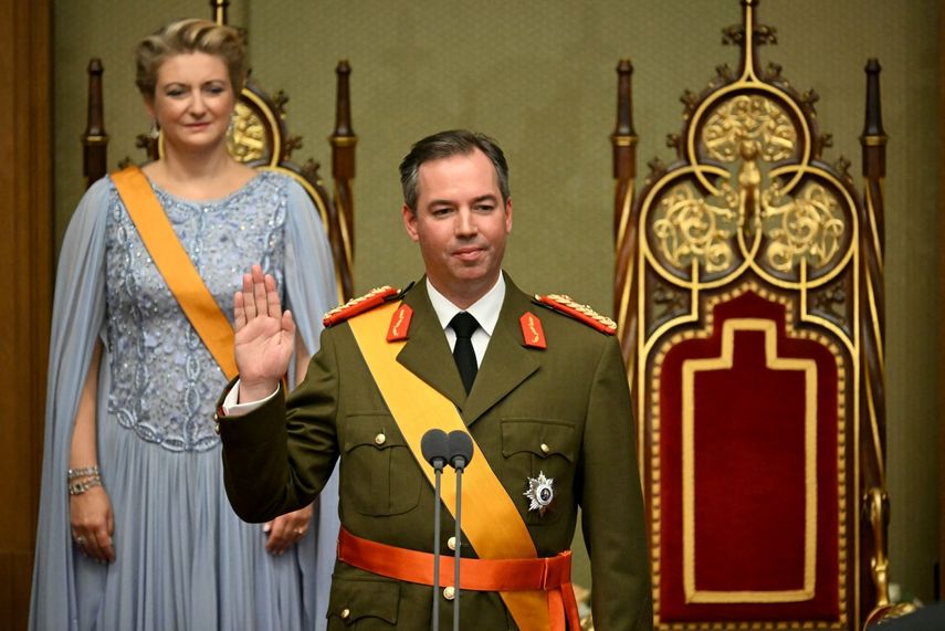 El Gran Duque Guillermo de Luxemburgo presta juramento, acompañado por la Gran Duquesa Estefanía, durante su ceremonia de juramentación como Gran Duque Jefe de Estado y Gran Duquesa de Luxemburgo, en la Cámara de Diputados de la ciudad de Luxemburgo el 3 de octubre de 2025. &nbsp;