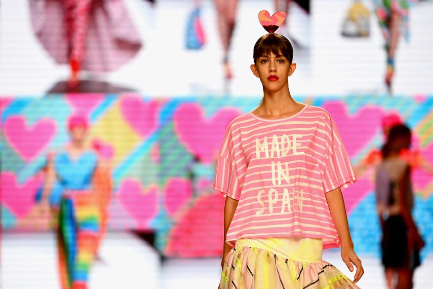 Una modelo presenta una creación de la colección Primavera / Verano 2022 de la diseñadora española Agatha Ruiz de la Prada durante la Mercedes Benz Fashion Week en Madrid el 16 de septiembre de 2021. &nbsp;