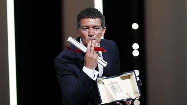Banderas&nbsp;señaló, nada más recoger el premio, que le gustaría hablar en español porque recibía el reconocimiento por una película española y porque él representa al&nbsp;cine&nbsp;español.