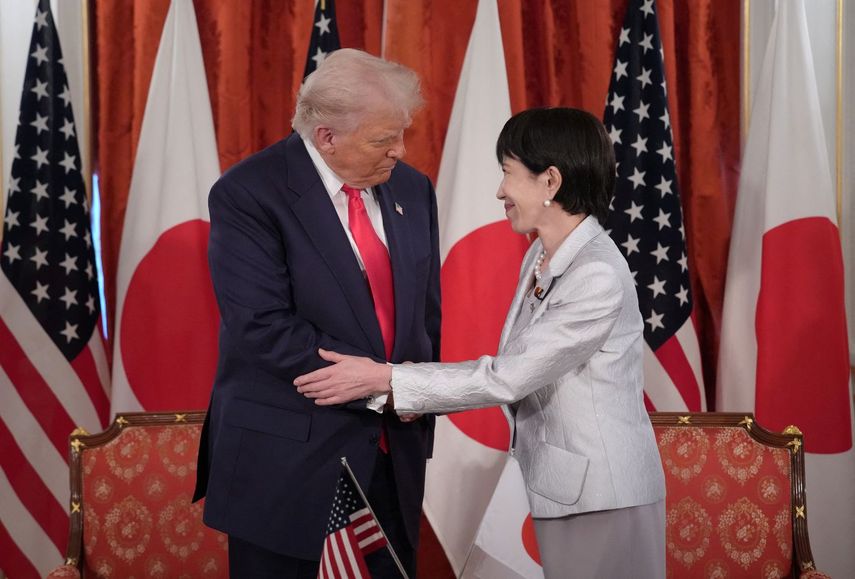 El presidente de Estados Unidos Donald J. Trump estrecha la mano de la primera ministra de Japón Sanae Takaichi, la primera mujer en gobernar ese país.