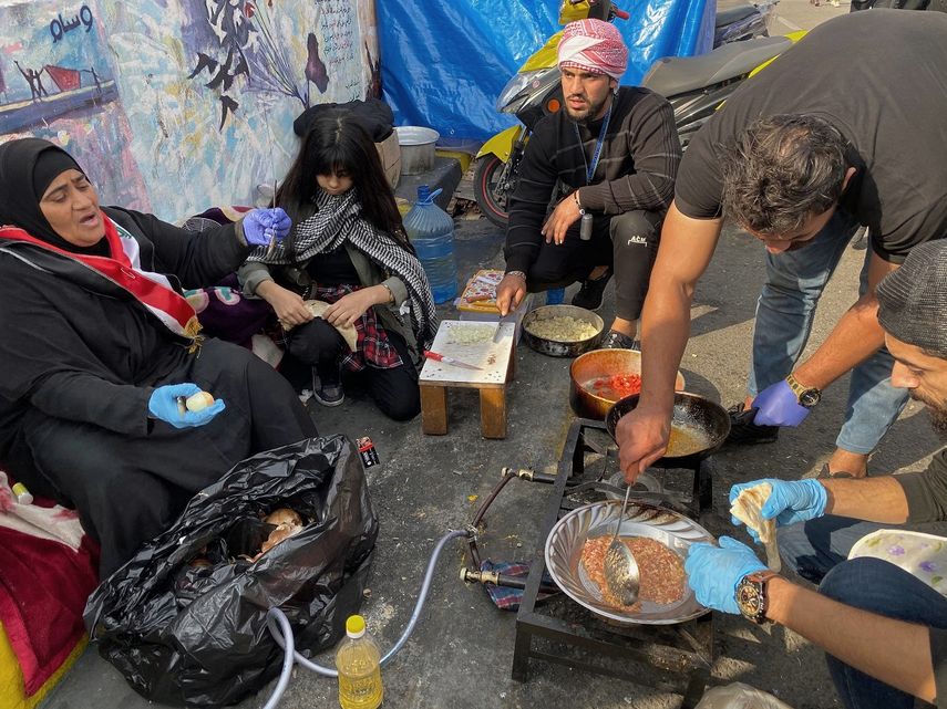 Voluntarios preparan comida para los manifestantes antigubernamentales en la plaza Tahrir en Bagdad, Irak, el jueves 12 de diciembre de 2019.