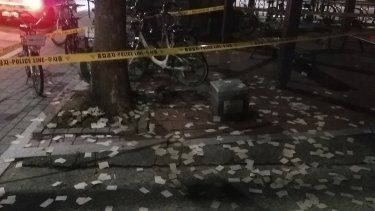 Esta imagen proporcionada por el Estado Mayor Conjunto de Corea del Sur y publicada por el Ministerio surcoreano de Defensa muestra la basura de un globo supuestamente enviado por Corea del Norte junto a un precinto policial, en Seúl, Corea del Sur, el domingo 9 de junio de 2024.&nbsp;