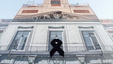 Fachada de la Real Casa de Correos, sede del Gobierno de la Comunidad de Madrid, que luce un gran crespón negro por el atentado ocurrido en las Ramblas de Barcelona.&nbsp;