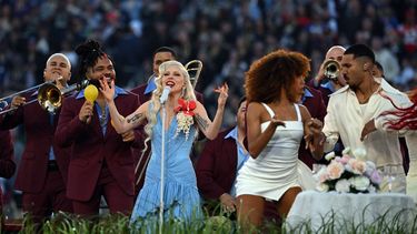 Lady Gaga actúa en el medio tiempo del Super Bowl.